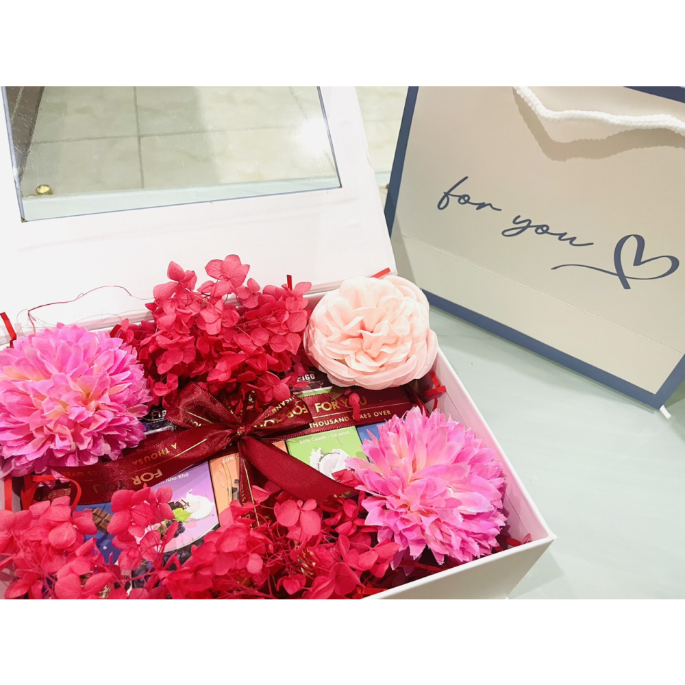 Set quà tặng Hồng Lãng Mạn FIGO ( 5 Chocolate 20g + hoa, thiệp, túi quà )