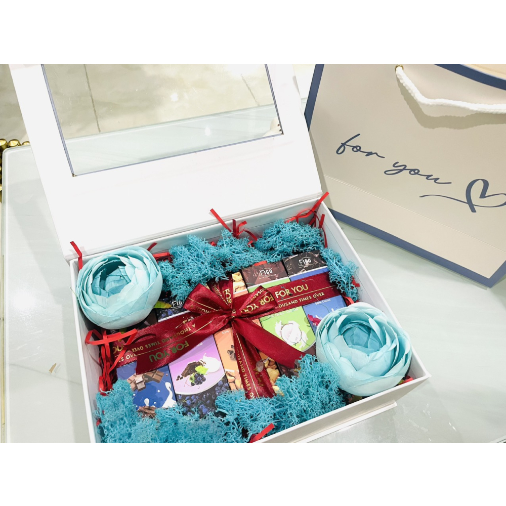 Set quà tặng Xanh Đại Dương FIGO ( 5 Chocolate 20g + hoa, thiệp, túi quà )