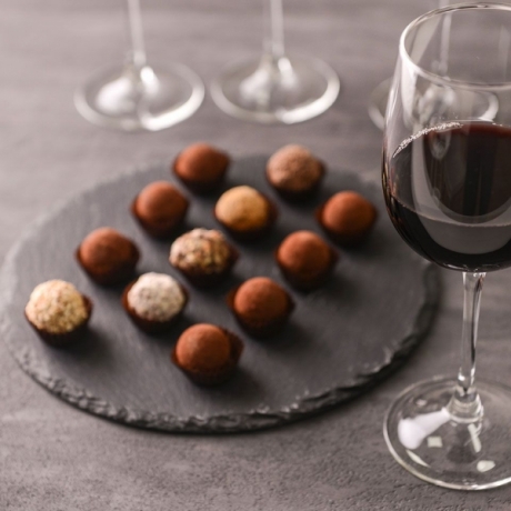 Tổng hợp 7 cách kết hợp rượu vang nhập khẩu với loại socola phù hợp
